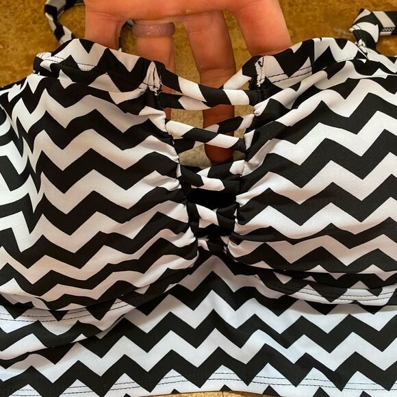 TORRID black and white CHEVRON WIRELESS LATTICE BIKINI TOP - Picture 5 of 9